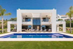Villa V - Chic 6-Bedroom Villa in Los Olivos, Marbella